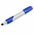 Blauer Whiteboardmarker mit Keilspitze